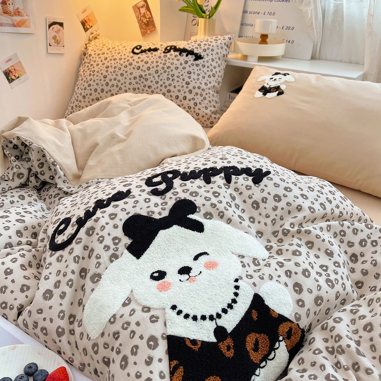 91家纺网 家纺一手货源 找家纺 炫拼家纺 2026春夏新款全棉纯棉A类40支双层纱卡通毛巾绣四件套-慕斯 奶油狗