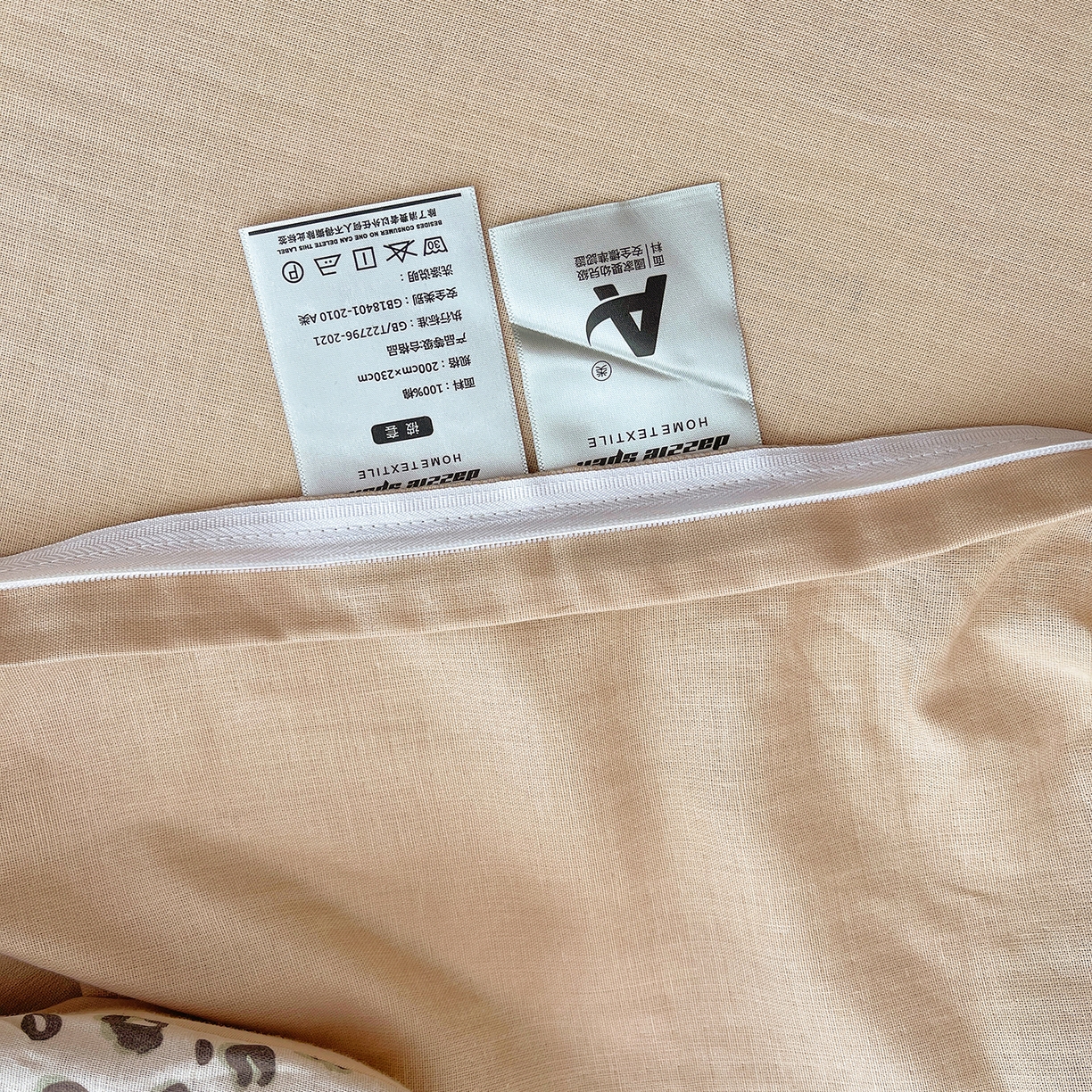 91家纺网 家纺一手货源 找家纺 炫拼家纺 2026春夏新款全棉纯棉A类40支双层纱卡通毛巾绣四件套-慕斯 奶油狗