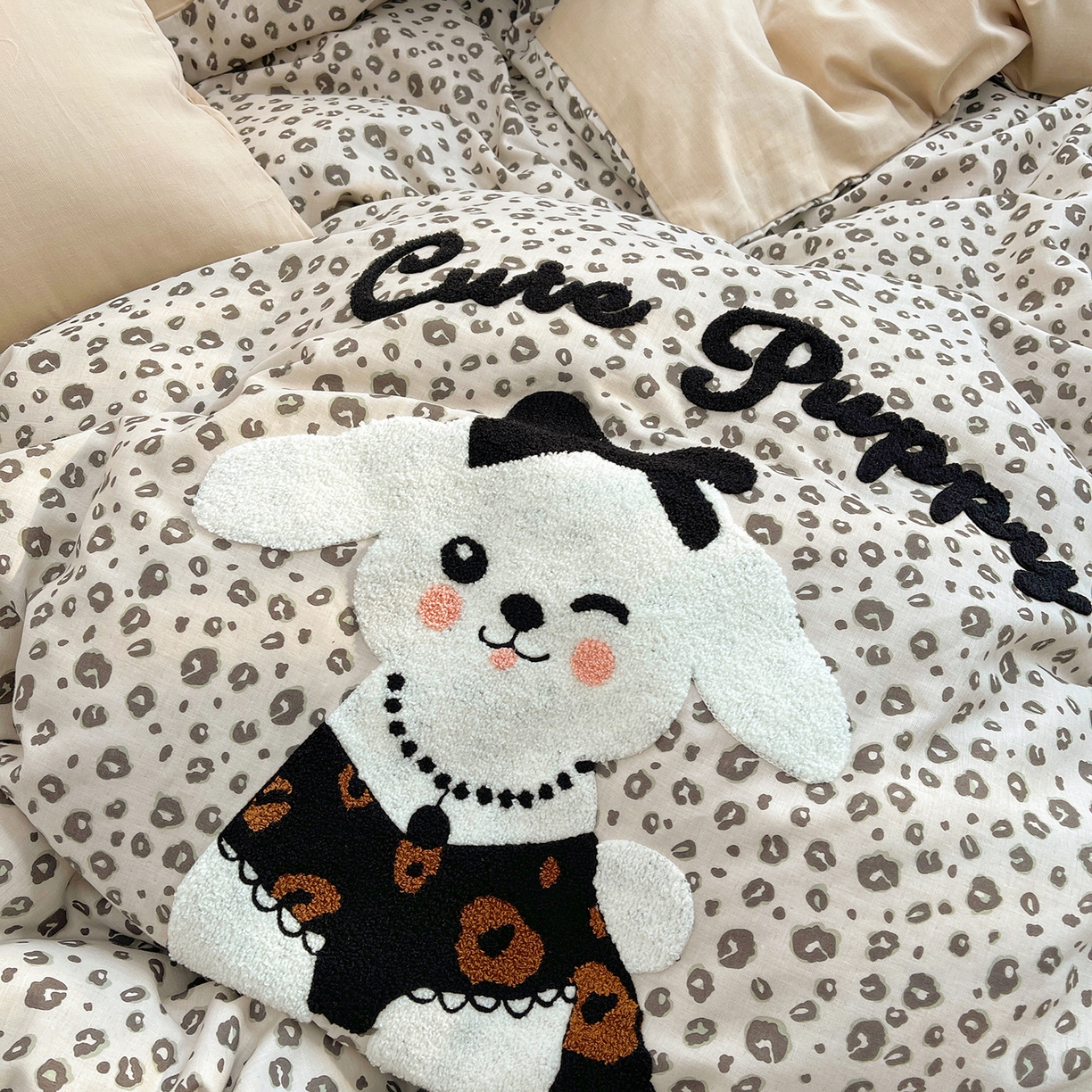 91家纺网 家纺一手货源 找家纺 炫拼家纺 2026春夏新款全棉纯棉A类40支双层纱卡通毛巾绣四件套-慕斯 奶油狗