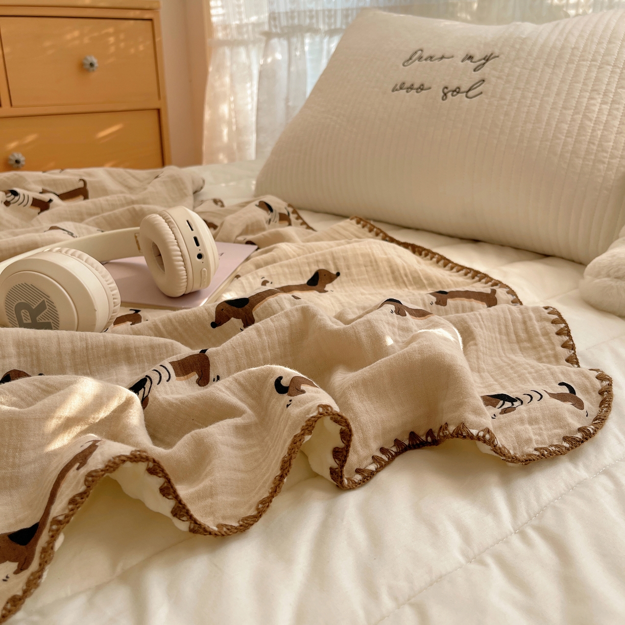 91家纺网 家纺一手货源 找家纺 三朵家纺 2025新款全棉纯棉绉绉纱+宝宝绒多功能毯盖毯毯子 萌萌狗