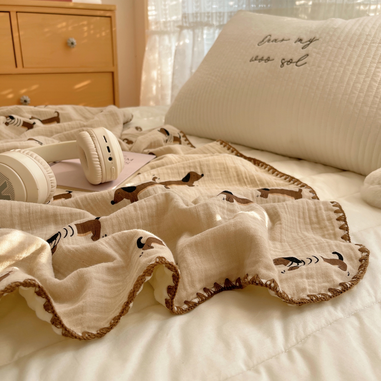 91家纺网 家纺一手货源 找家纺 三朵家纺 2025新款全棉纯棉绉绉纱+宝宝绒多功能毯盖毯毯子 萌萌狗