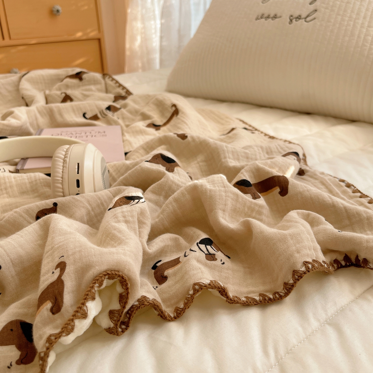 91家纺网 家纺一手货源 找家纺 三朵家纺 2025新款全棉纯棉绉绉纱+宝宝绒多功能毯盖毯毯子 萌萌狗