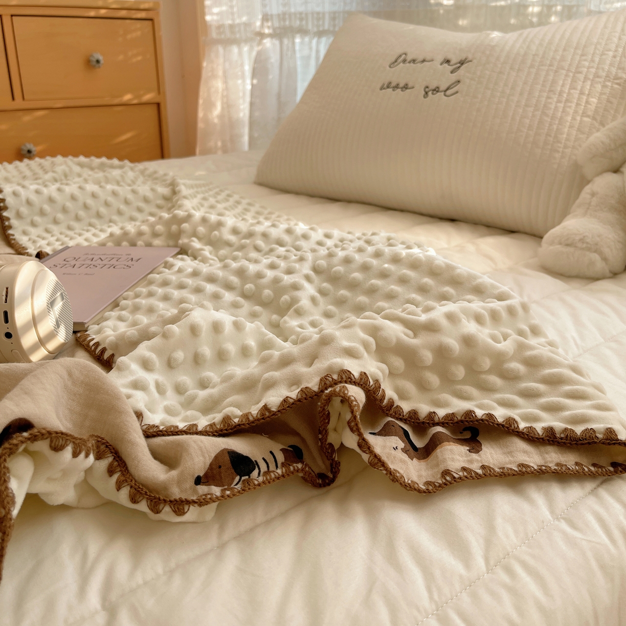 91家纺网 家纺一手货源 找家纺 三朵家纺 2025新款全棉纯棉绉绉纱+宝宝绒多功能毯盖毯毯子 萌萌狗