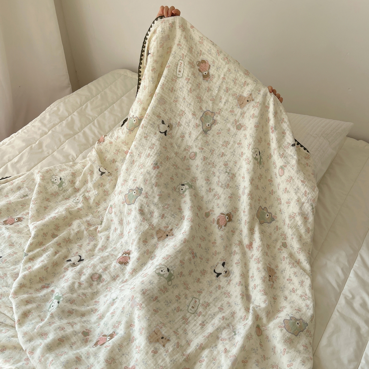 91家纺网 家纺一手货源 找家纺 三朵家纺 2025新款全棉纯棉绉绉纱+宝宝绒多功能毯盖毯毯子 开心花园