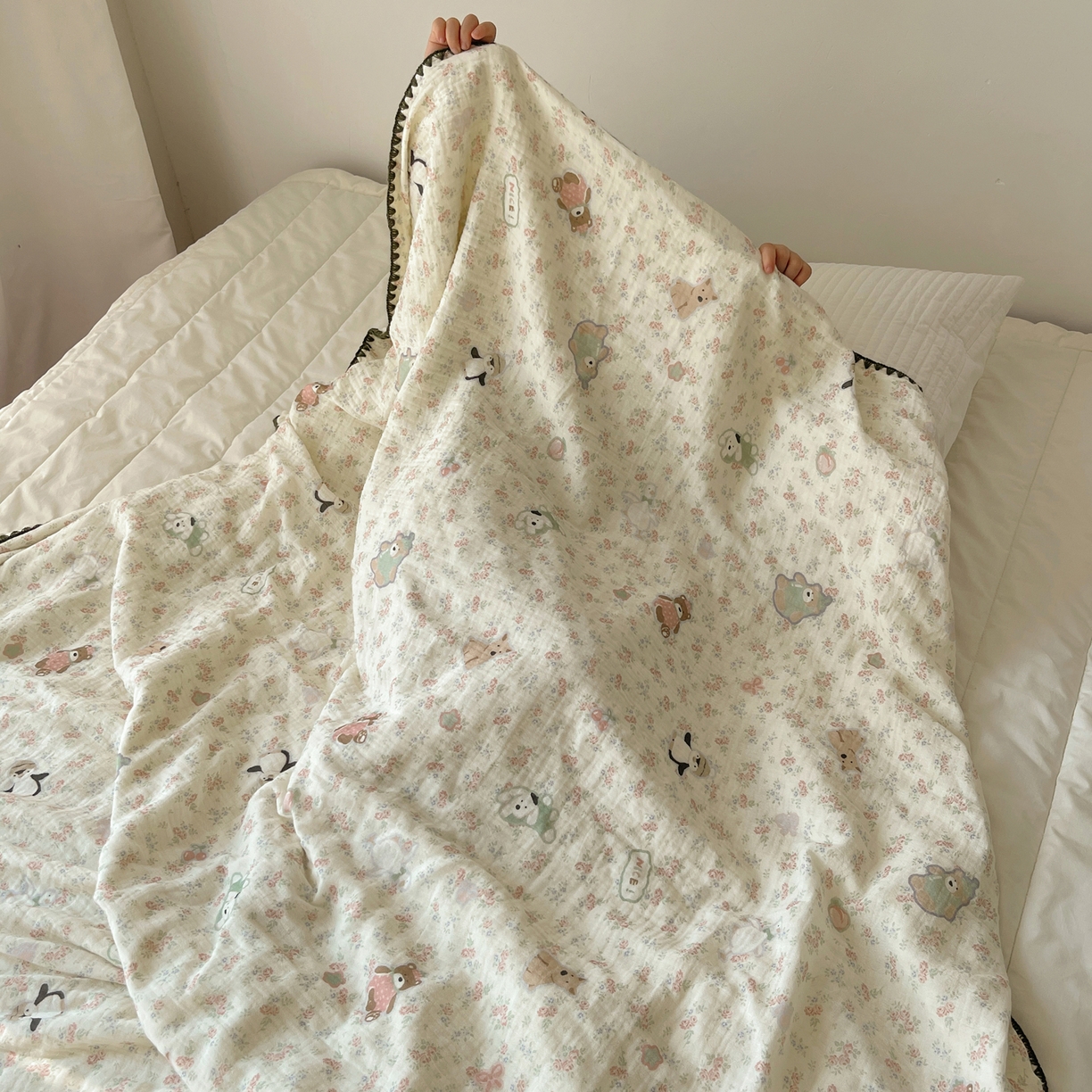 91家纺网 家纺一手货源 找家纺 三朵家纺 2025新款全棉纯棉绉绉纱+宝宝绒多功能毯盖毯毯子 开心花园