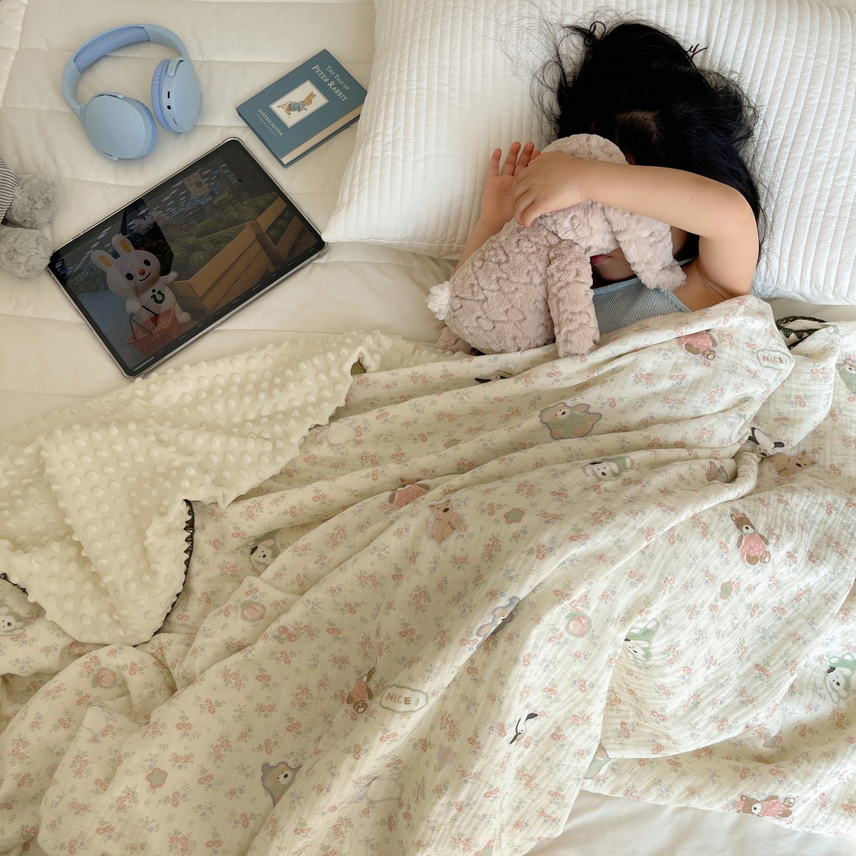 91家纺网 家纺一手货源 找家纺 三朵家纺 2025新款全棉纯棉绉绉纱+宝宝绒多功能毯盖毯毯子 开心花园