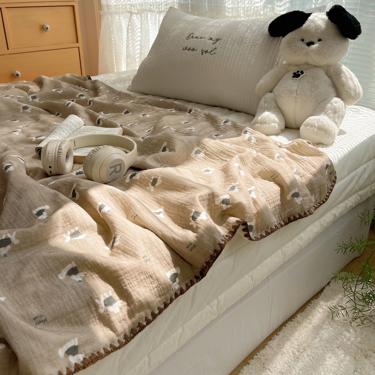 91家纺网 家纺一手货源 找家纺 三朵家纺 2025新款全棉纯棉绉绉纱+宝宝绒多功能毯盖毯毯子 甜心狗