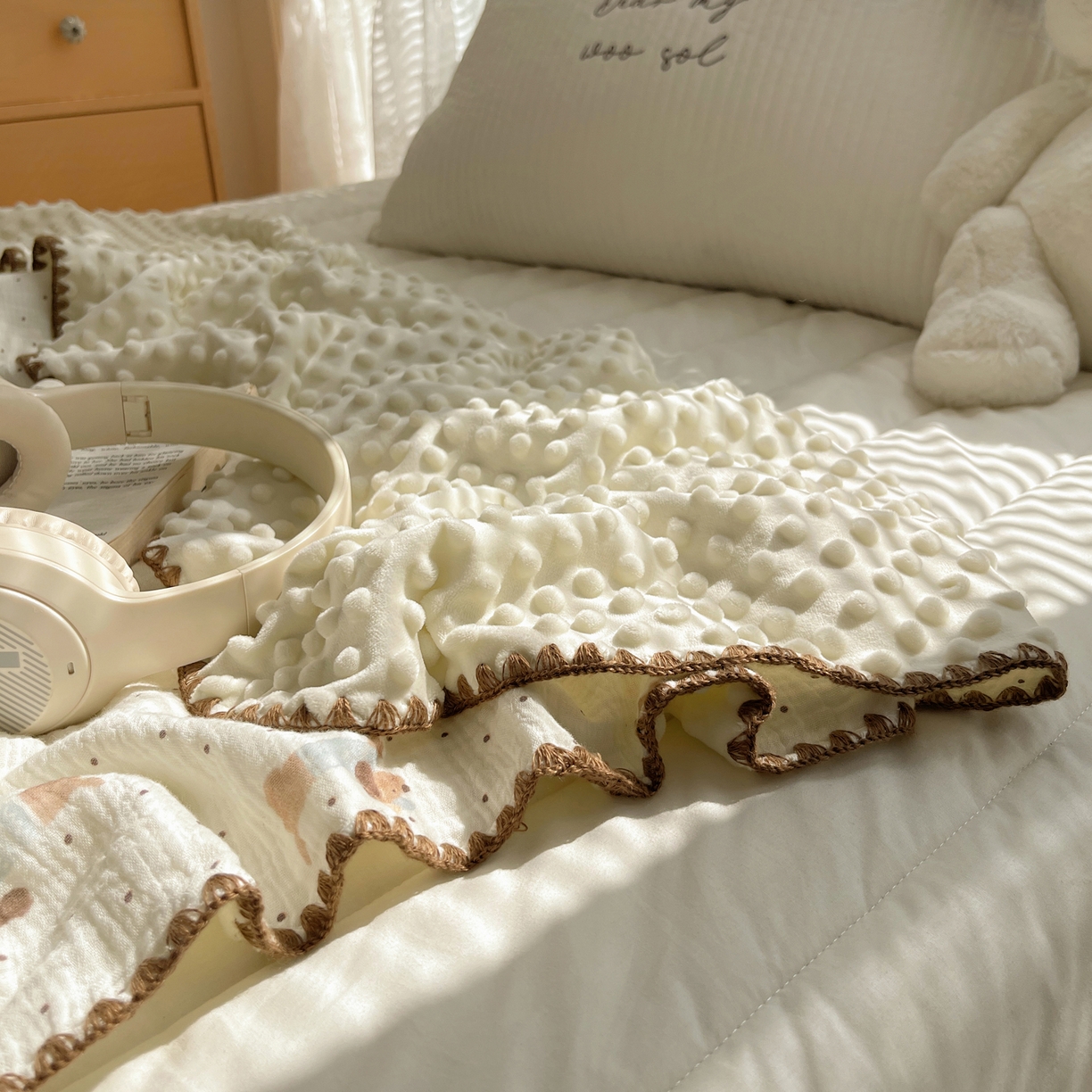 91家纺网 家纺一手货源 找家纺 三朵家纺 2025新款全棉纯棉绉绉纱+宝宝绒多功能毯盖毯毯子 小确幸