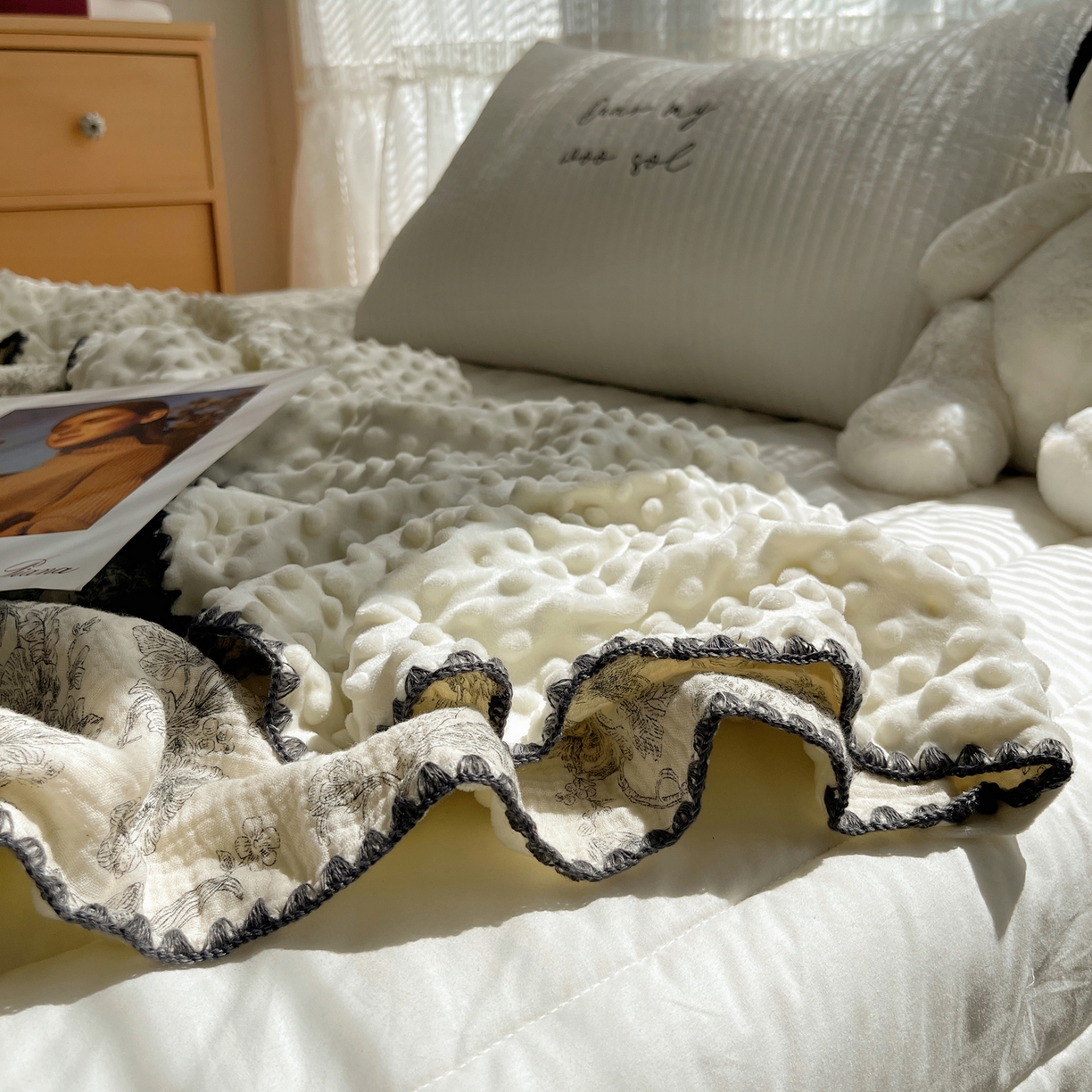 91家纺网 家纺一手货源 找家纺 三朵家纺 2025新款全棉纯棉绉绉纱+宝宝绒多功能毯盖毯毯子 罗曼花园