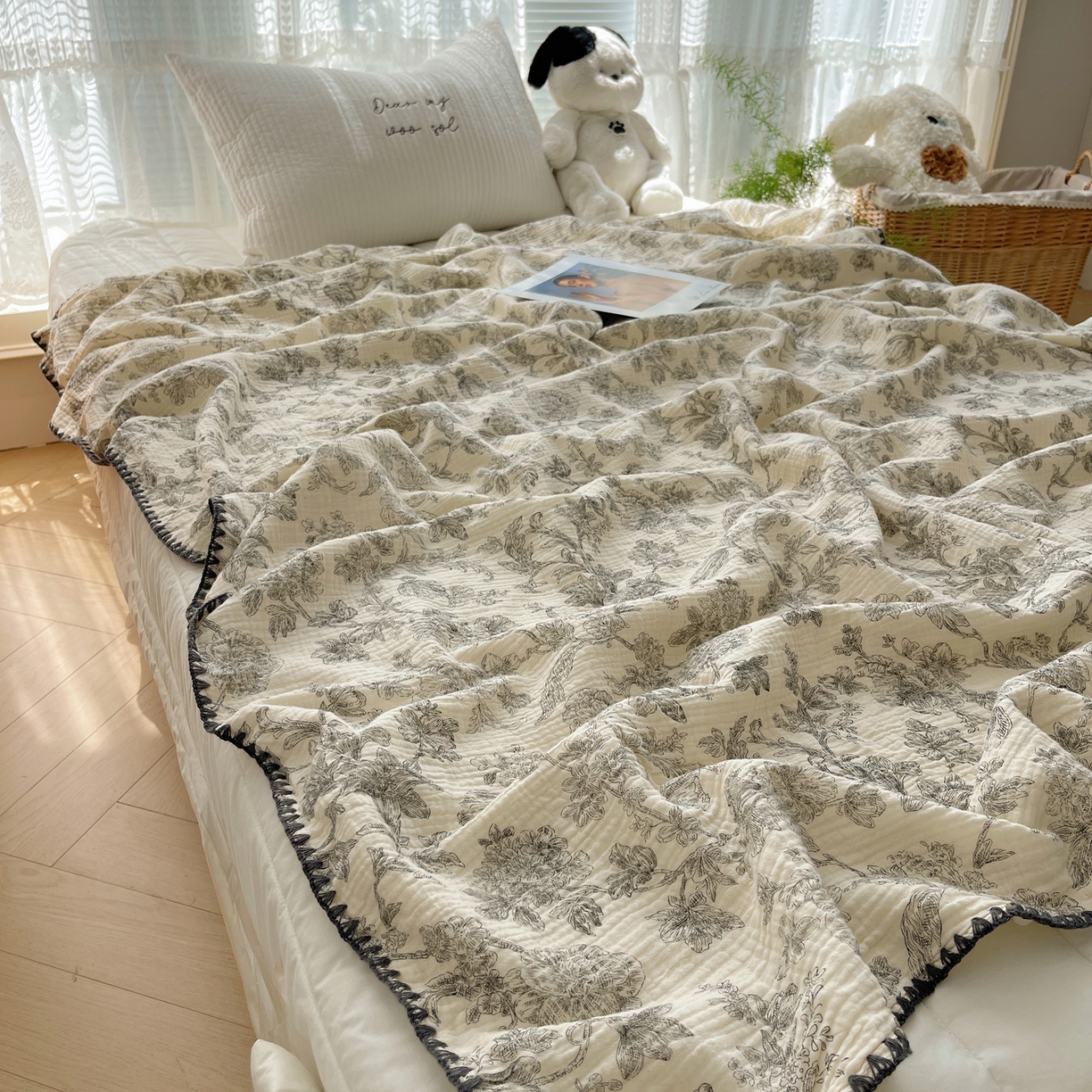 91家纺网 家纺一手货源 找家纺 三朵家纺 2025新款全棉纯棉绉绉纱+宝宝绒多功能毯盖毯毯子 罗曼花园