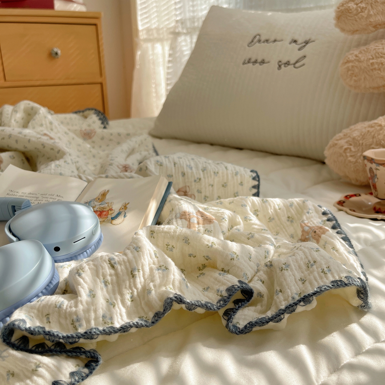 91家纺网 家纺一手货源 找家纺 三朵家纺 2025新款全棉纯棉绉绉纱+宝宝绒多功能毯盖毯毯子 花园熊