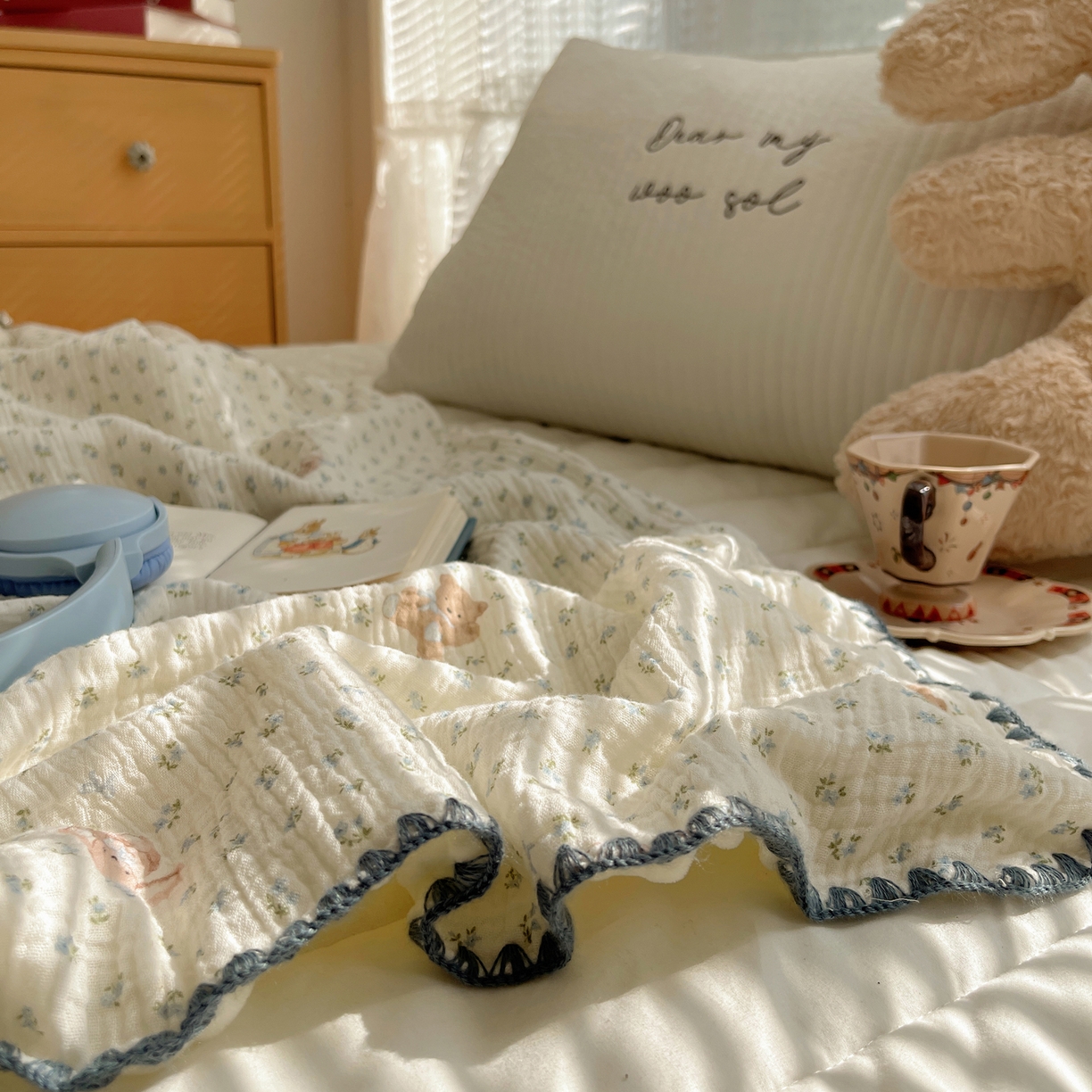 91家纺网 家纺一手货源 找家纺 三朵家纺 2025新款全棉纯棉绉绉纱+宝宝绒多功能毯盖毯毯子 花园熊