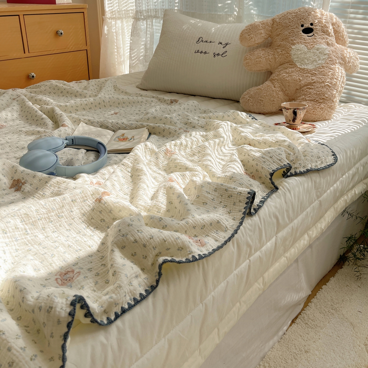 91家纺网 家纺一手货源 找家纺 三朵家纺 2025新款全棉纯棉绉绉纱+宝宝绒多功能毯盖毯毯子 花园熊