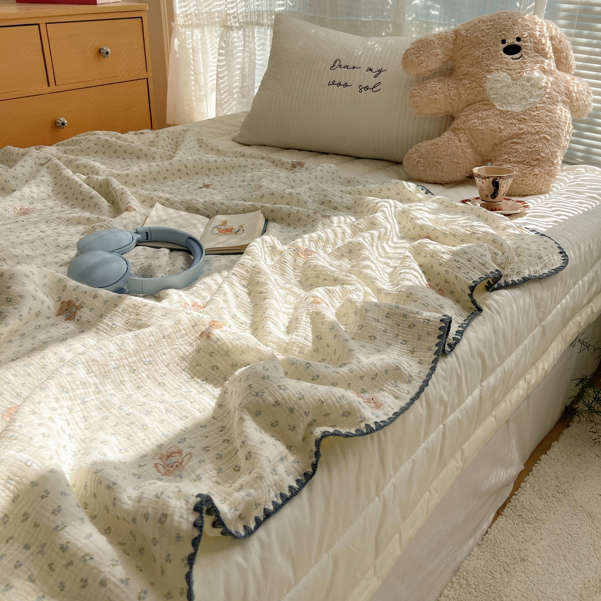 91家纺网 家纺一手货源 找家纺 三朵家纺 2025新款全棉纯棉绉绉纱+宝宝绒多功能毯盖毯毯子 花园熊