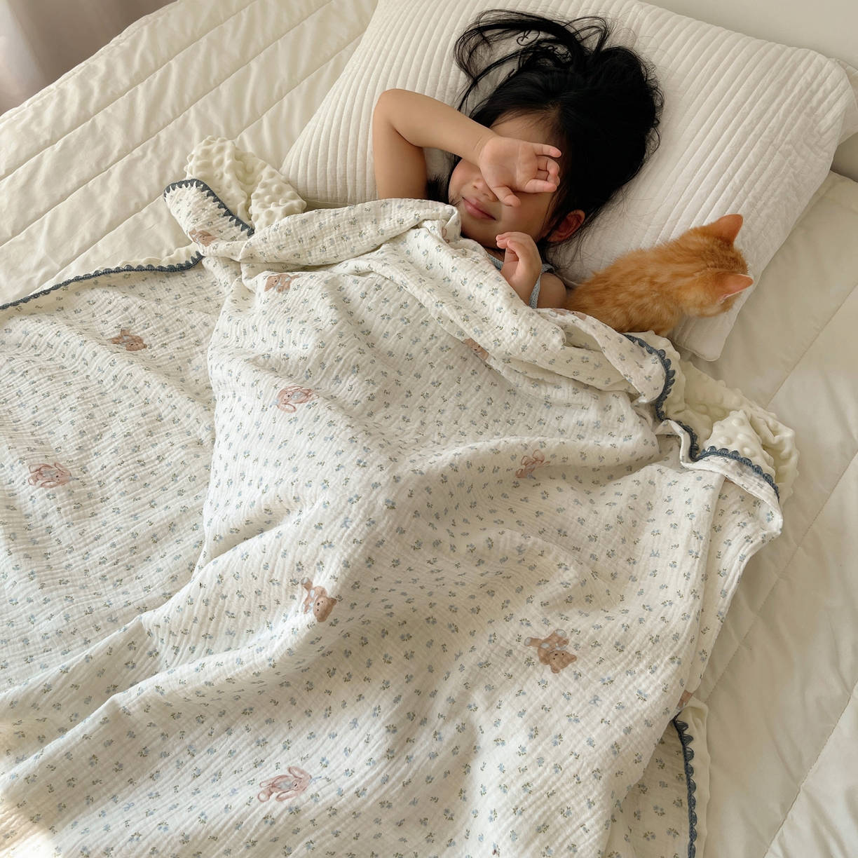 91家纺网 家纺一手货源 找家纺 三朵家纺 2025新款全棉纯棉绉绉纱+宝宝绒多功能毯盖毯毯子 花园熊