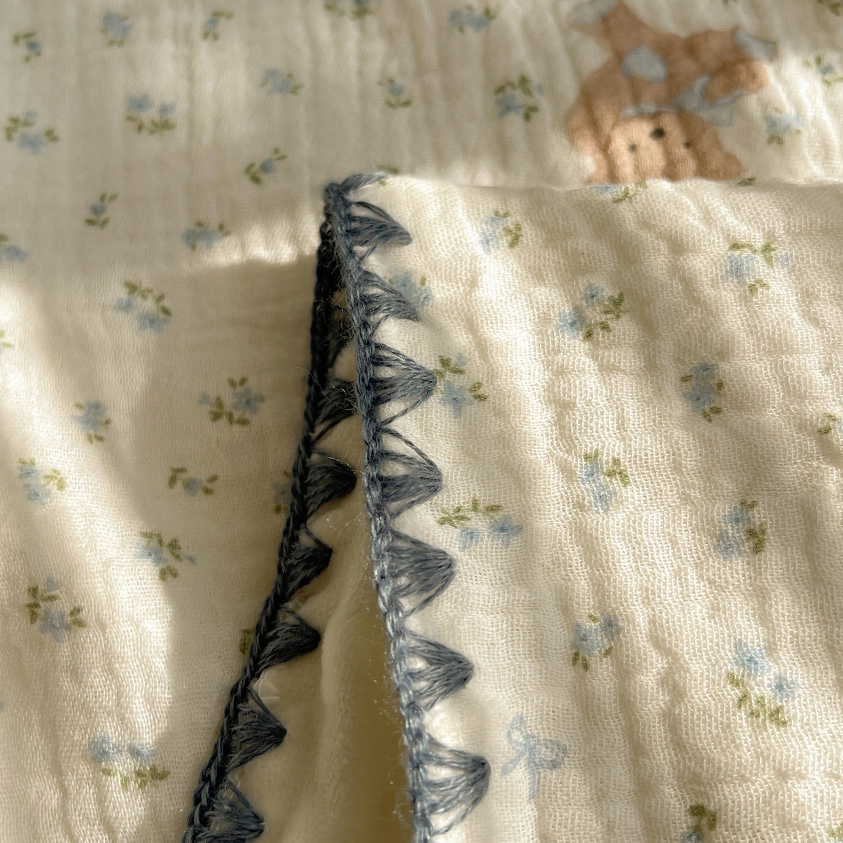 91家纺网 家纺一手货源 找家纺 三朵家纺 2025新款全棉纯棉绉绉纱+宝宝绒多功能毯盖毯毯子 花园熊