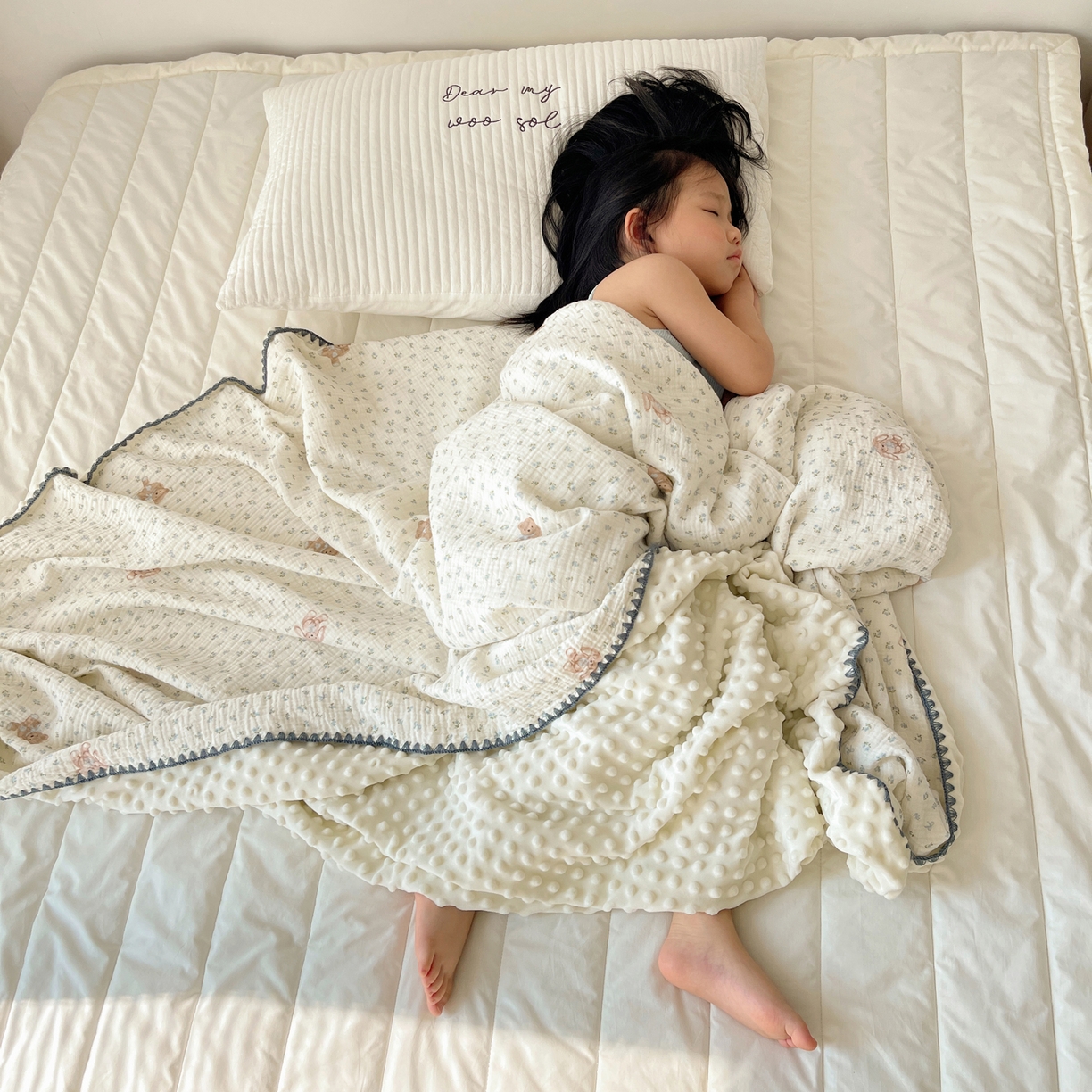 91家纺网 家纺一手货源 找家纺 三朵家纺 2025新款全棉纯棉绉绉纱+宝宝绒多功能毯盖毯毯子 花园熊