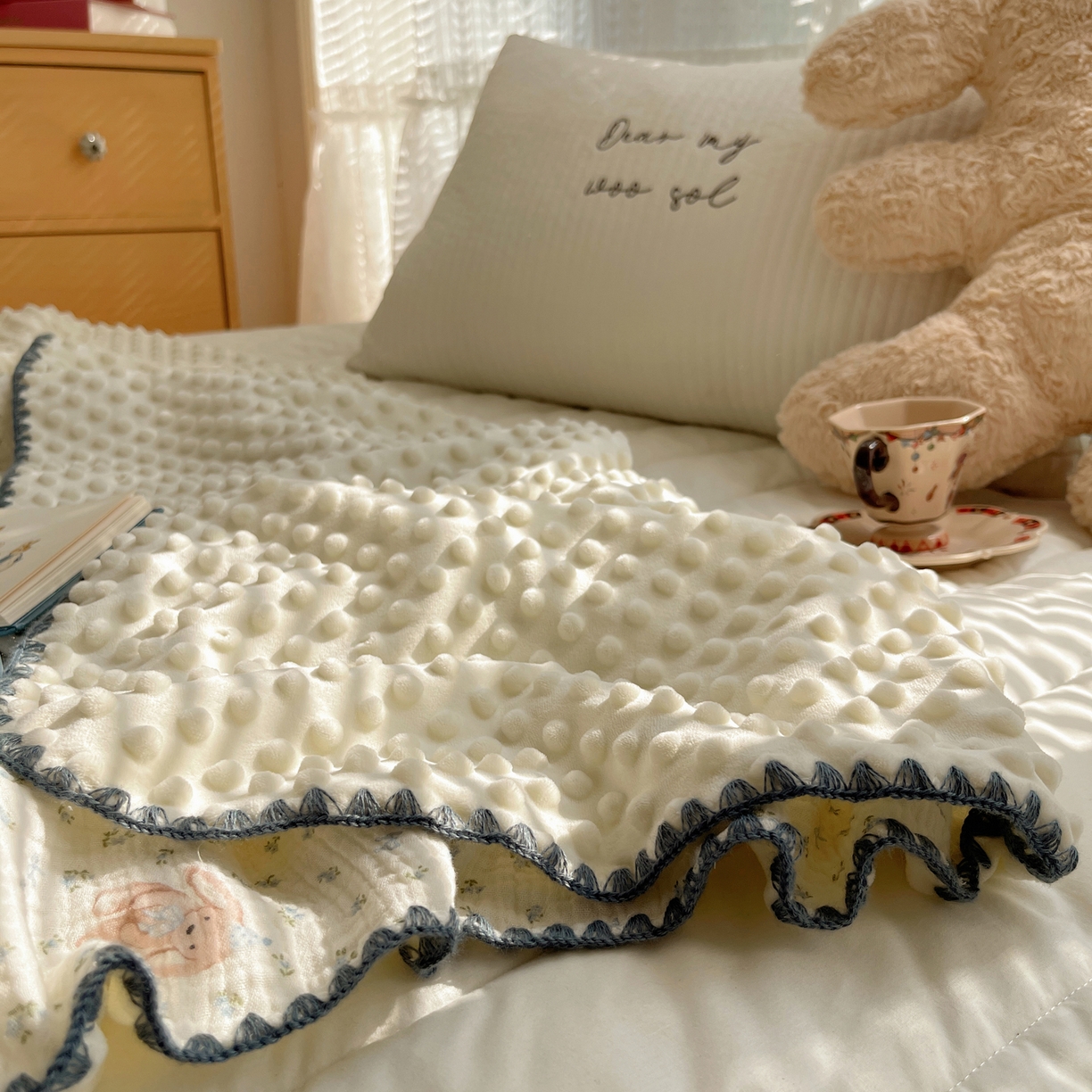 91家纺网 家纺一手货源 找家纺 三朵家纺 2025新款全棉纯棉绉绉纱+宝宝绒多功能毯盖毯毯子 花园熊