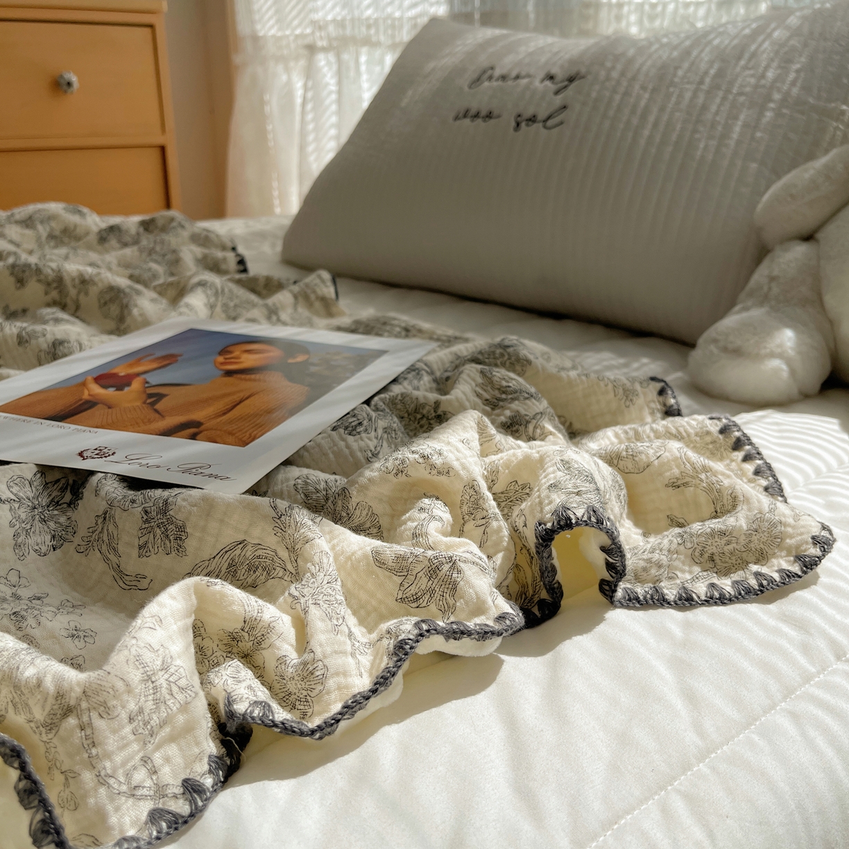 91家纺网 家纺一手货源 找家纺 三朵家纺 2025新款全棉纯棉绉绉纱+宝宝绒多功能毯盖毯毯子 罗曼花园