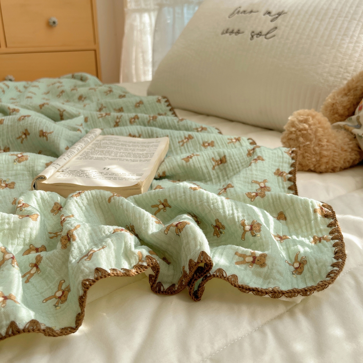 91家纺网 家纺一手货源 找家纺 三朵家纺 2025新款全棉纯棉绉绉纱+宝宝绒多功能毯盖毯毯子 复古小熊