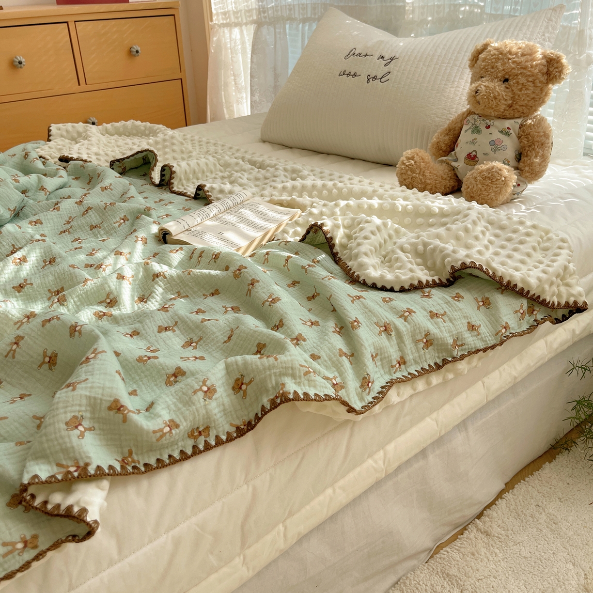 91家纺网 家纺一手货源 找家纺 三朵家纺 2025新款全棉纯棉绉绉纱+宝宝绒多功能毯盖毯毯子 复古小熊