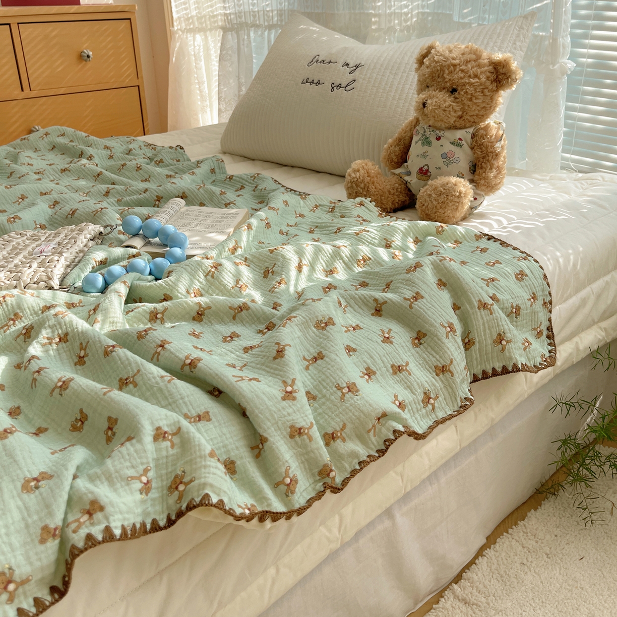 91家纺网 家纺一手货源 找家纺 三朵家纺 2025新款全棉纯棉绉绉纱+宝宝绒多功能毯盖毯毯子 复古小熊