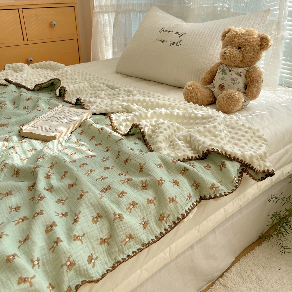 91家纺网 家纺一手货源 找家纺 三朵家纺 2025新款全棉纯棉绉绉纱+宝宝绒多功能毯盖毯毯子 复古小熊