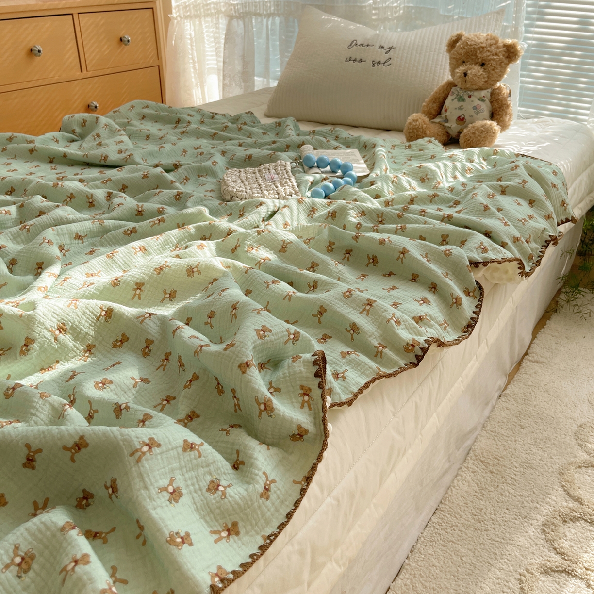 91家纺网 家纺一手货源 找家纺 三朵家纺 2025新款全棉纯棉绉绉纱+宝宝绒多功能毯盖毯毯子 复古小熊