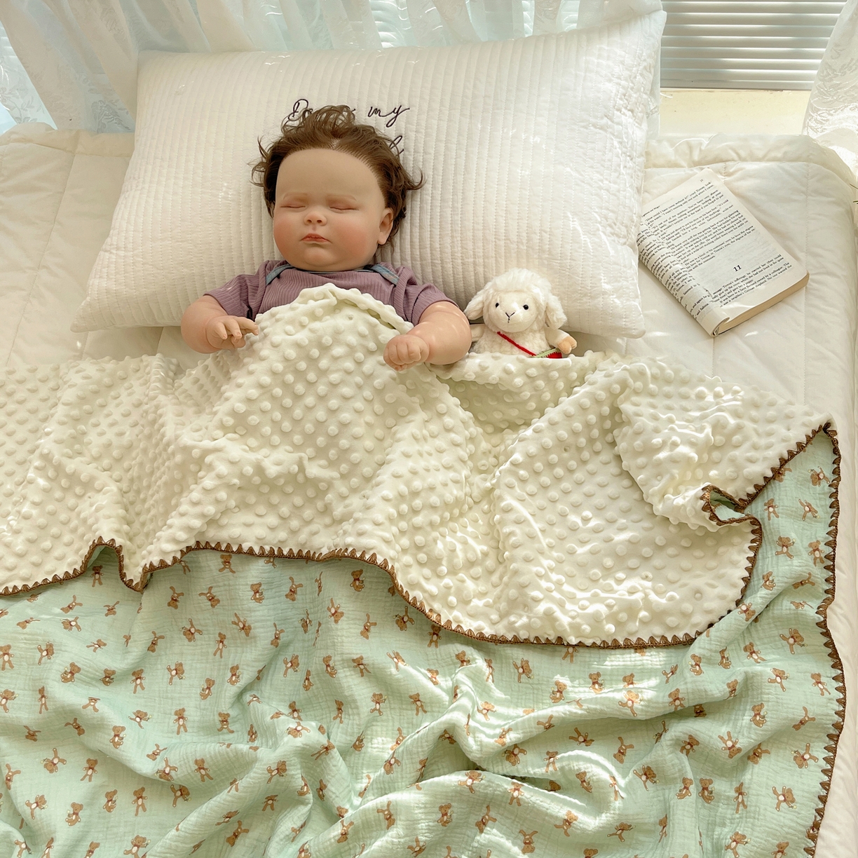 91家纺网 家纺一手货源 找家纺 三朵家纺 2025新款全棉纯棉绉绉纱+宝宝绒多功能毯盖毯毯子 复古小熊