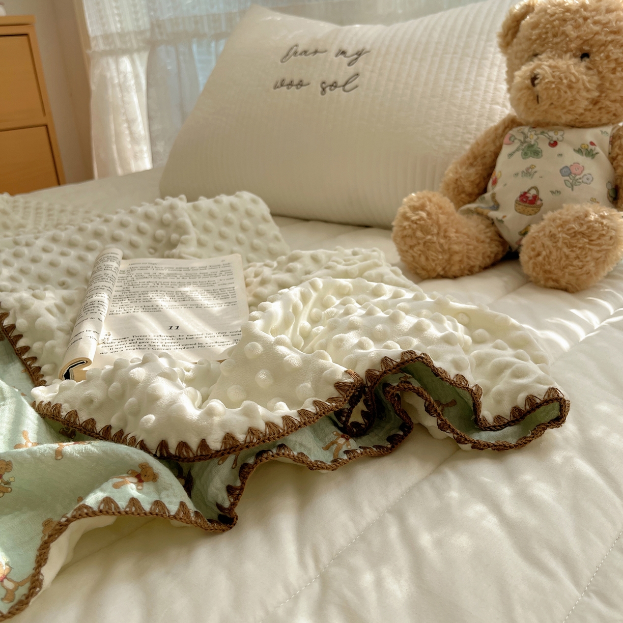 91家纺网 家纺一手货源 找家纺 三朵家纺 2025新款全棉纯棉绉绉纱+宝宝绒多功能毯盖毯毯子 复古小熊