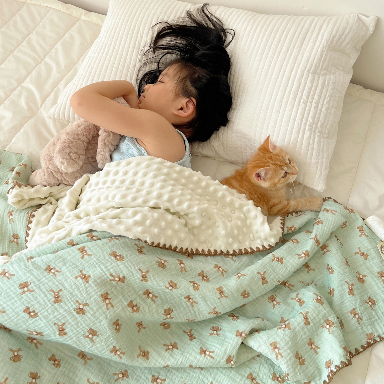 91家纺网 家纺一手货源 找家纺 三朵家纺 2025新款全棉纯棉绉绉纱+宝宝绒多功能毯盖毯毯子 复古小熊