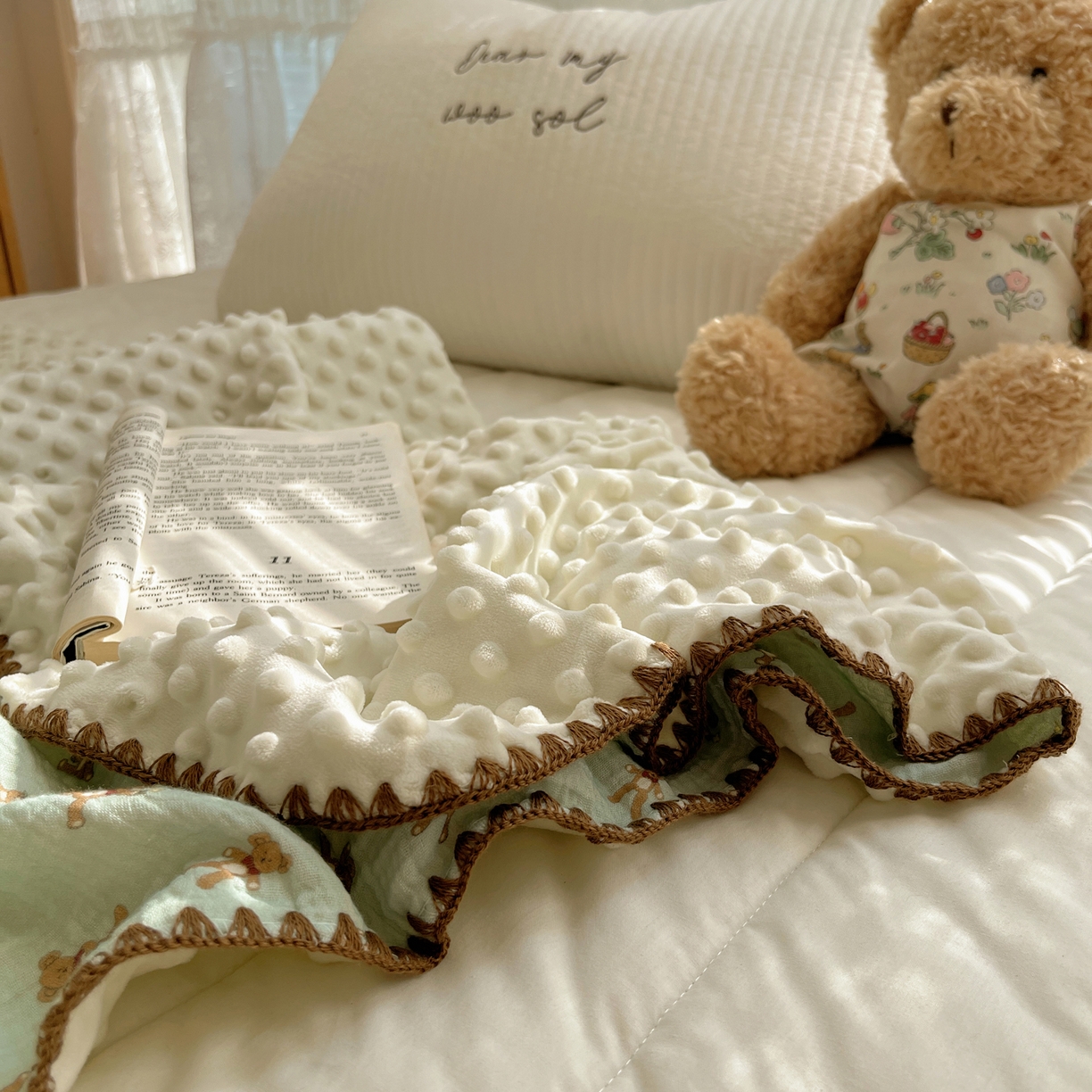 91家纺网 家纺一手货源 找家纺 三朵家纺 2025新款全棉纯棉绉绉纱+宝宝绒多功能毯盖毯毯子 复古小熊