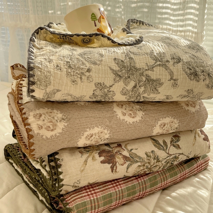 91家纺网 家纺一手货源 找家纺 三朵家纺 2025新款全棉纯棉绉绉纱+宝宝绒多功能毯盖毯毯子 组合图仅供展示