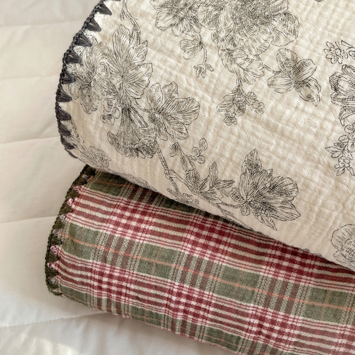 91家纺网 家纺一手货源 找家纺 三朵家纺 2025新款全棉纯棉绉绉纱+宝宝绒多功能毯盖毯毯子 组合图仅供展示