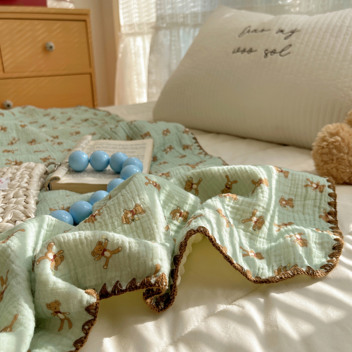 91家纺网 家纺一手货源 找家纺 三朵家纺 2025新款全棉纯棉绉绉纱+宝宝绒多功能毯盖毯毯子 复古小熊