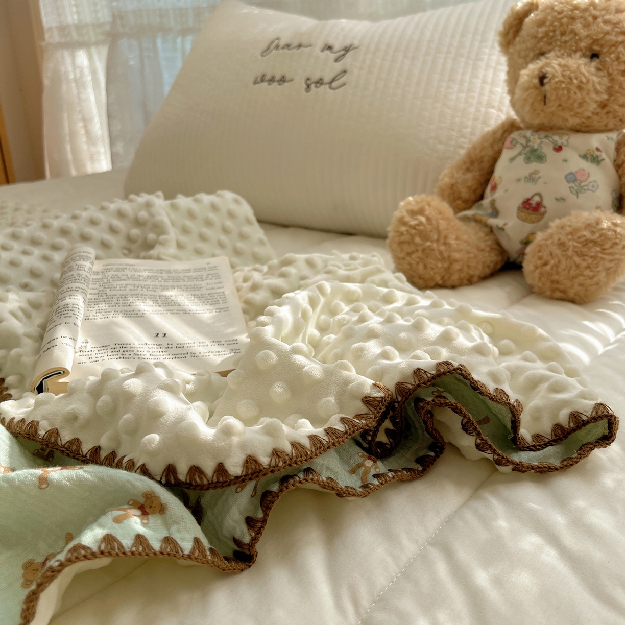 91家纺网 家纺一手货源 找家纺 三朵家纺 2025新款全棉纯棉绉绉纱+宝宝绒多功能毯盖毯毯子 复古小熊