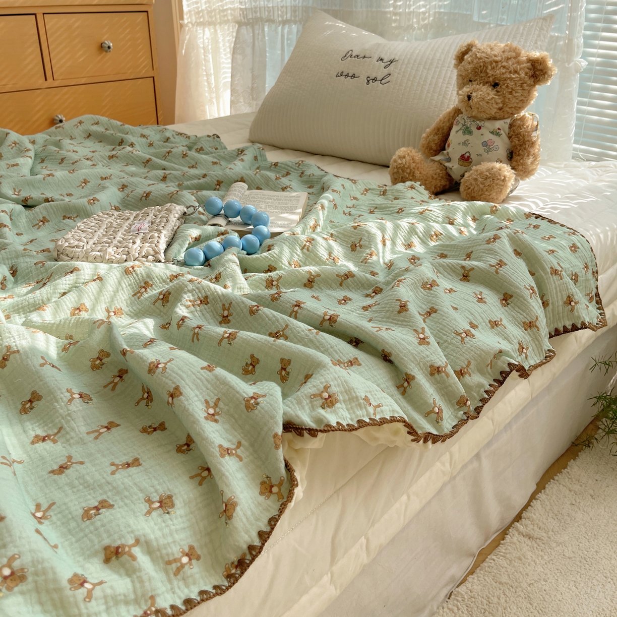 91家纺网 家纺一手货源 找家纺 三朵家纺 2025新款全棉纯棉绉绉纱+宝宝绒多功能毯盖毯毯子 复古小熊