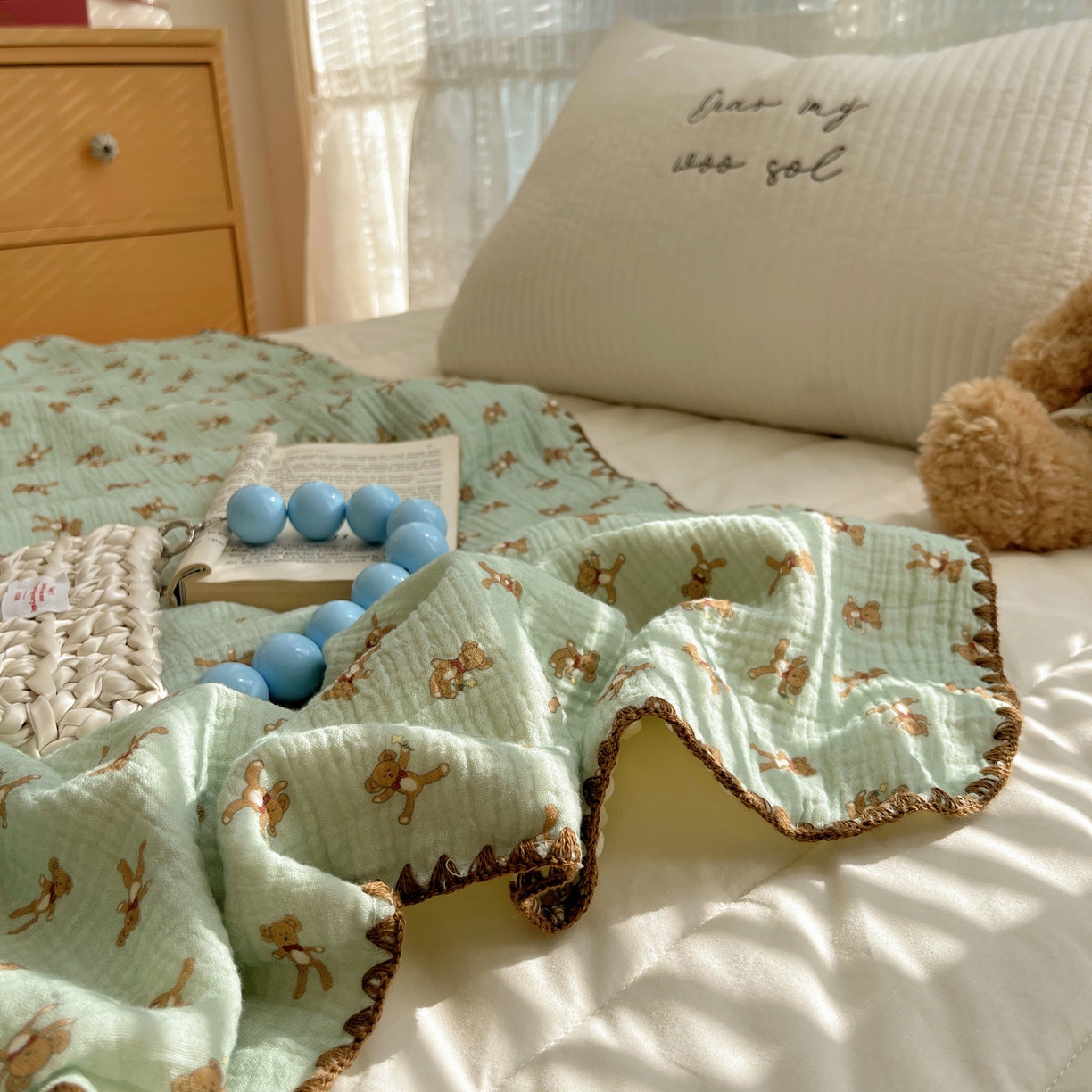 91家纺网 家纺一手货源 找家纺 三朵家纺 2025新款全棉纯棉绉绉纱+宝宝绒多功能毯盖毯毯子 复古小熊