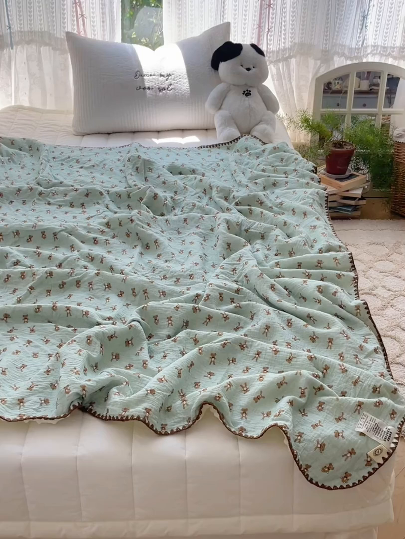 91家纺网 家纺一手货源 找家纺 三朵家纺 2025新款全棉纯棉绉绉纱+宝宝绒多功能毯盖毯毯子 复古小熊