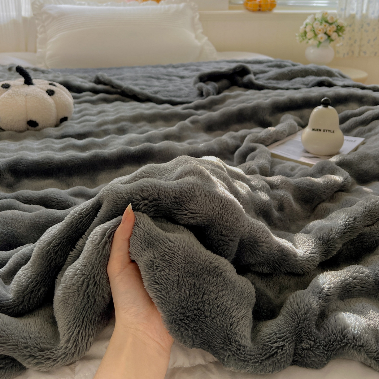 91家纺网 家纺一手货源 找家纺 耀悦家纺 2025秋冬暖阳泡泡高克重牛奶绒双面泡泡毛毯毯子多功能盖毯外贸批发 暖阳泡泡-星空灰