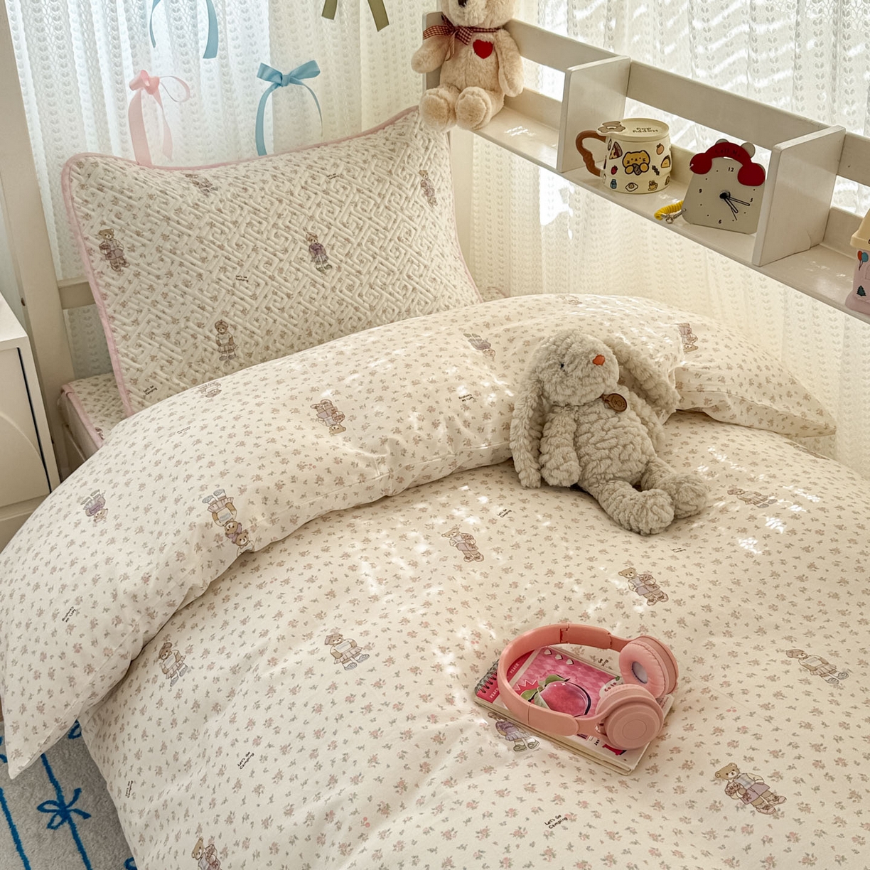 91家纺网 家纺一手货源 找家纺 简宜家居（朝初家纺） 2025新款全棉纯棉夹棉床盖学生宿舍上下铺三件套 花丛中的熊-夹棉款