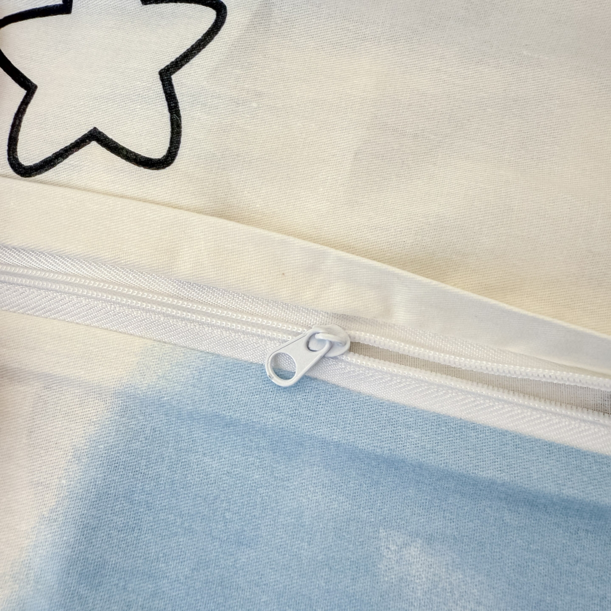 91家纺网 家纺一手货源 找家纺 简宜家居（朝初家纺） 2025新款全棉纯棉夹棉床盖学生宿舍上下铺三件套 萌萌狗-夹棉款