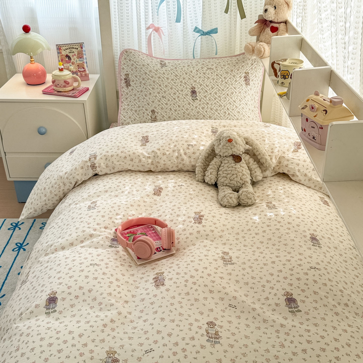 91家纺网 家纺一手货源 找家纺 简宜家居（朝初家纺） 2025新款全棉纯棉夹棉床盖学生宿舍上下铺三件套 花丛中的熊-夹棉款