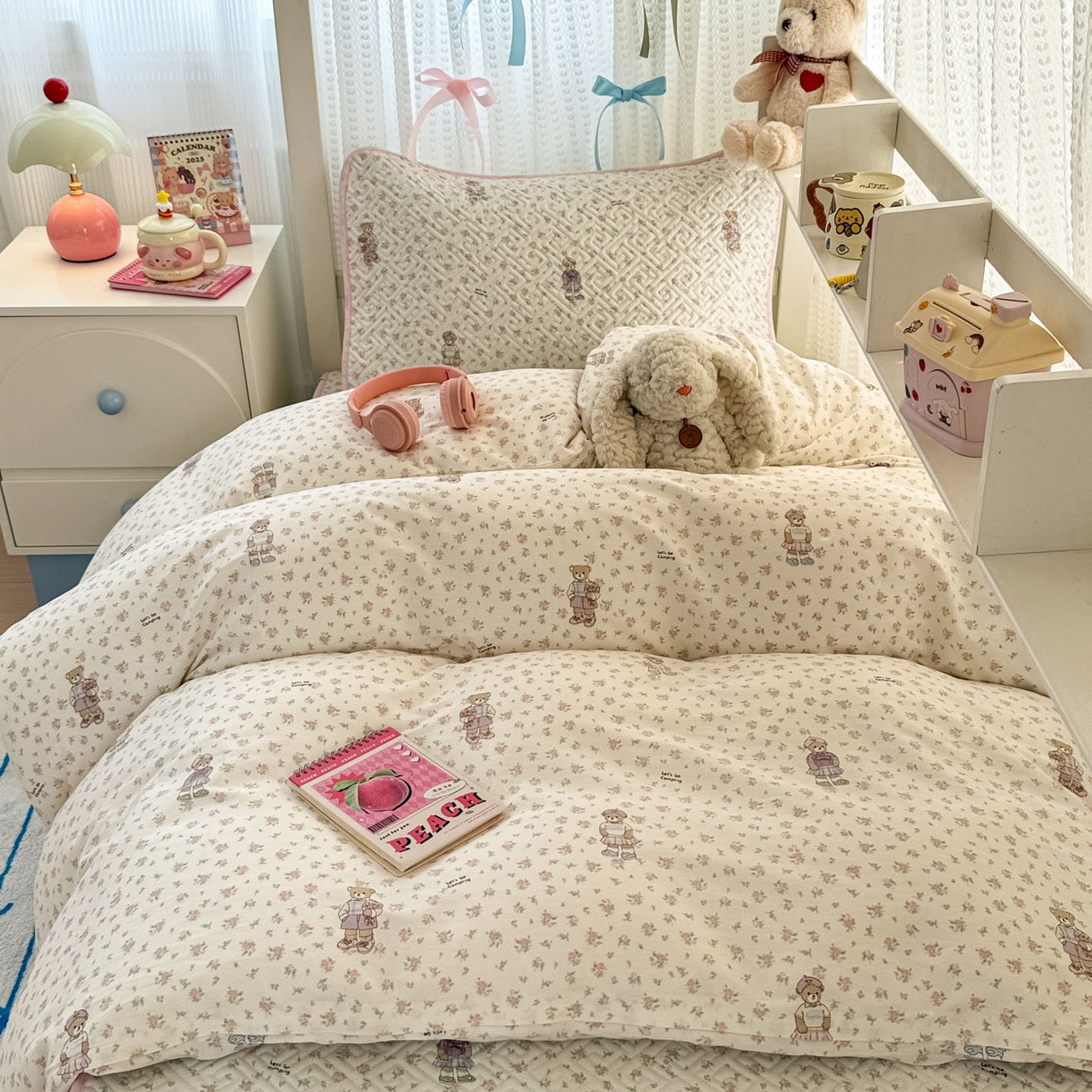 91家纺网 家纺一手货源 找家纺 简宜家居（朝初家纺） 2025新款全棉纯棉夹棉床盖学生宿舍上下铺三件套 花丛中的熊-夹棉款