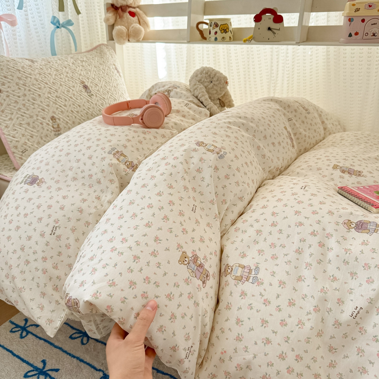 91家纺网 家纺一手货源 找家纺 简宜家居（朝初家纺） 2025新款全棉纯棉夹棉床盖学生宿舍上下铺三件套 花丛中的熊-夹棉款