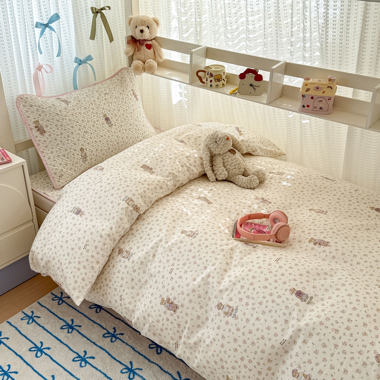 91家纺网 家纺一手货源 找家纺 简宜家居（朝初家纺） 2025新款全棉纯棉夹棉床盖学生宿舍上下铺三件套 花丛中的熊-夹棉款