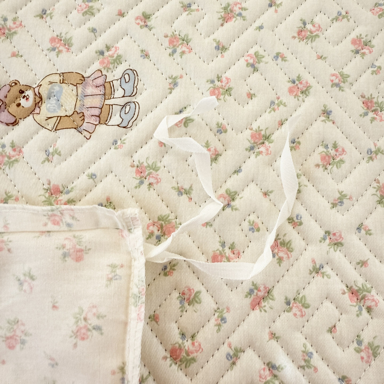 91家纺网 家纺一手货源 找家纺 简宜家居（朝初家纺） 2025新款全棉纯棉夹棉床盖学生宿舍上下铺三件套 花丛中的熊-夹棉款