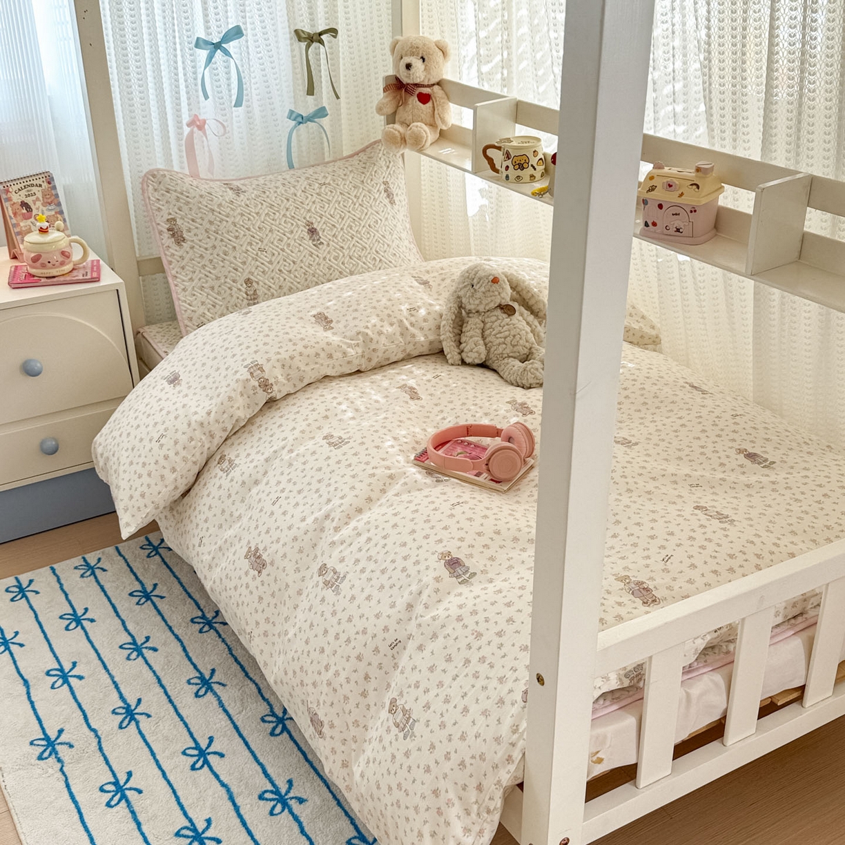 91家纺网 家纺一手货源 找家纺 简宜家居（朝初家纺） 2025新款全棉纯棉夹棉床盖学生宿舍上下铺三件套 花丛中的熊-夹棉款