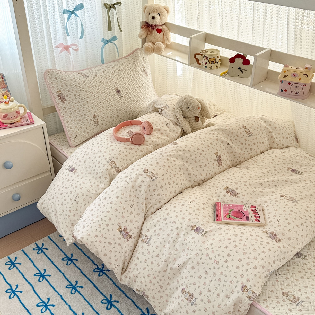 91家纺网 家纺一手货源 找家纺 简宜家居（朝初家纺） 2025新款全棉纯棉夹棉床盖学生宿舍上下铺三件套 花丛中的熊-夹棉款