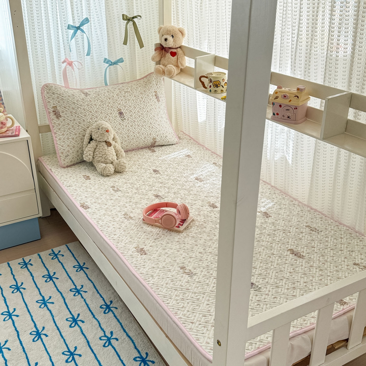 91家纺网 家纺一手货源 找家纺 简宜家居（朝初家纺） 2025新款全棉纯棉夹棉床盖学生宿舍上下铺三件套 花丛中的熊-夹棉款